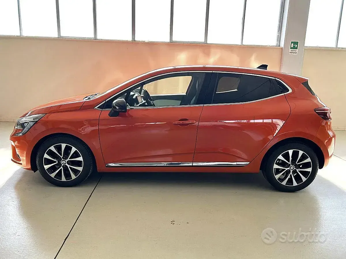 Usata Renault Clio V Techno 101 CV (74 kW) 2022 Orange valencia Berlina
