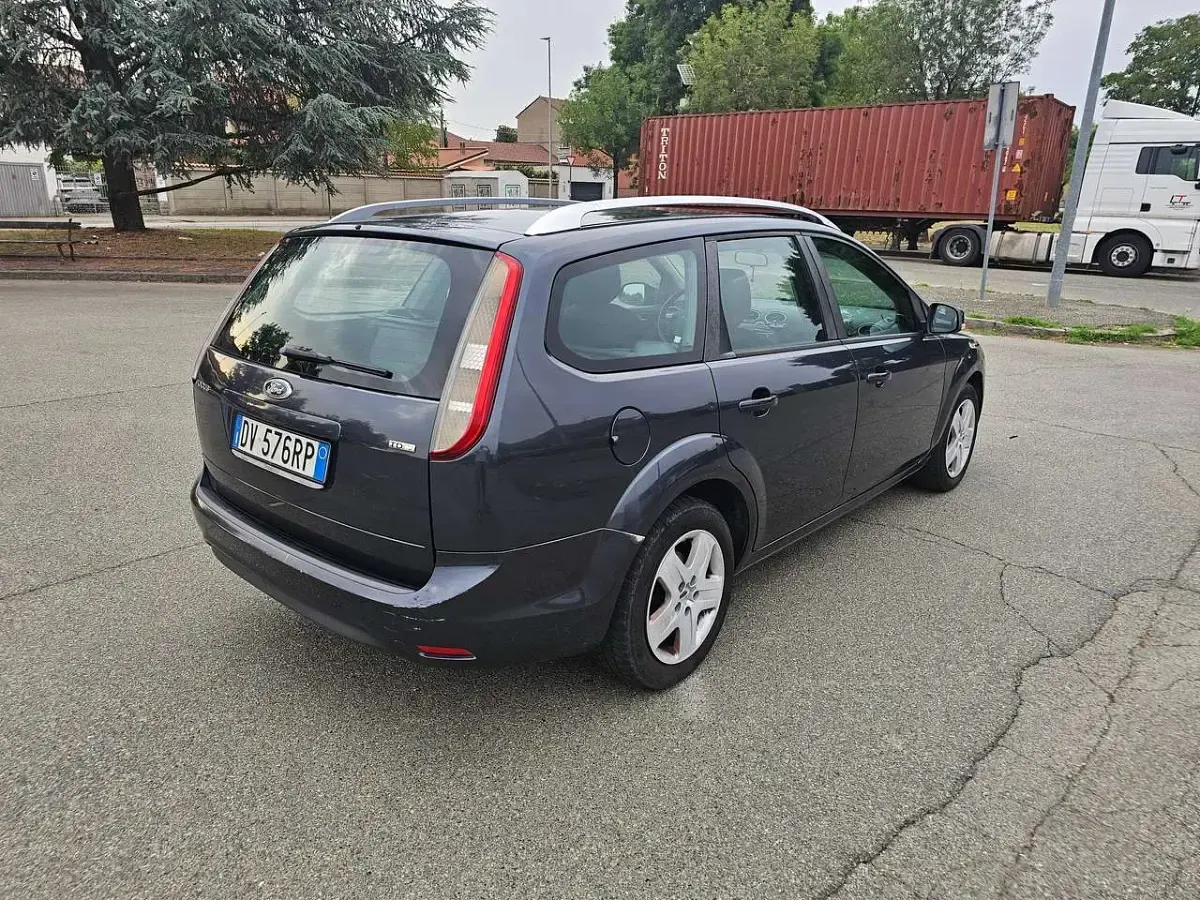 Usata Ford Focus Style 90 CV (66 kW) 2009 Argento Station wagon