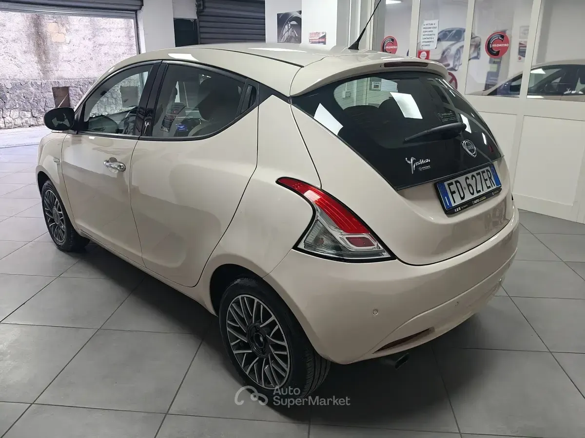 Usata Lancia Ypsilon Gold 69 CV (50 kW) 2016 Beige Utilitaria