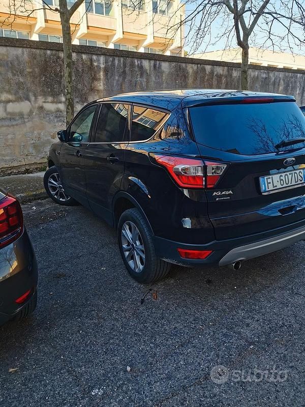 Begagnad Ford Kuga Titanium 120 HK (88 kW) 2017 Svart SUV