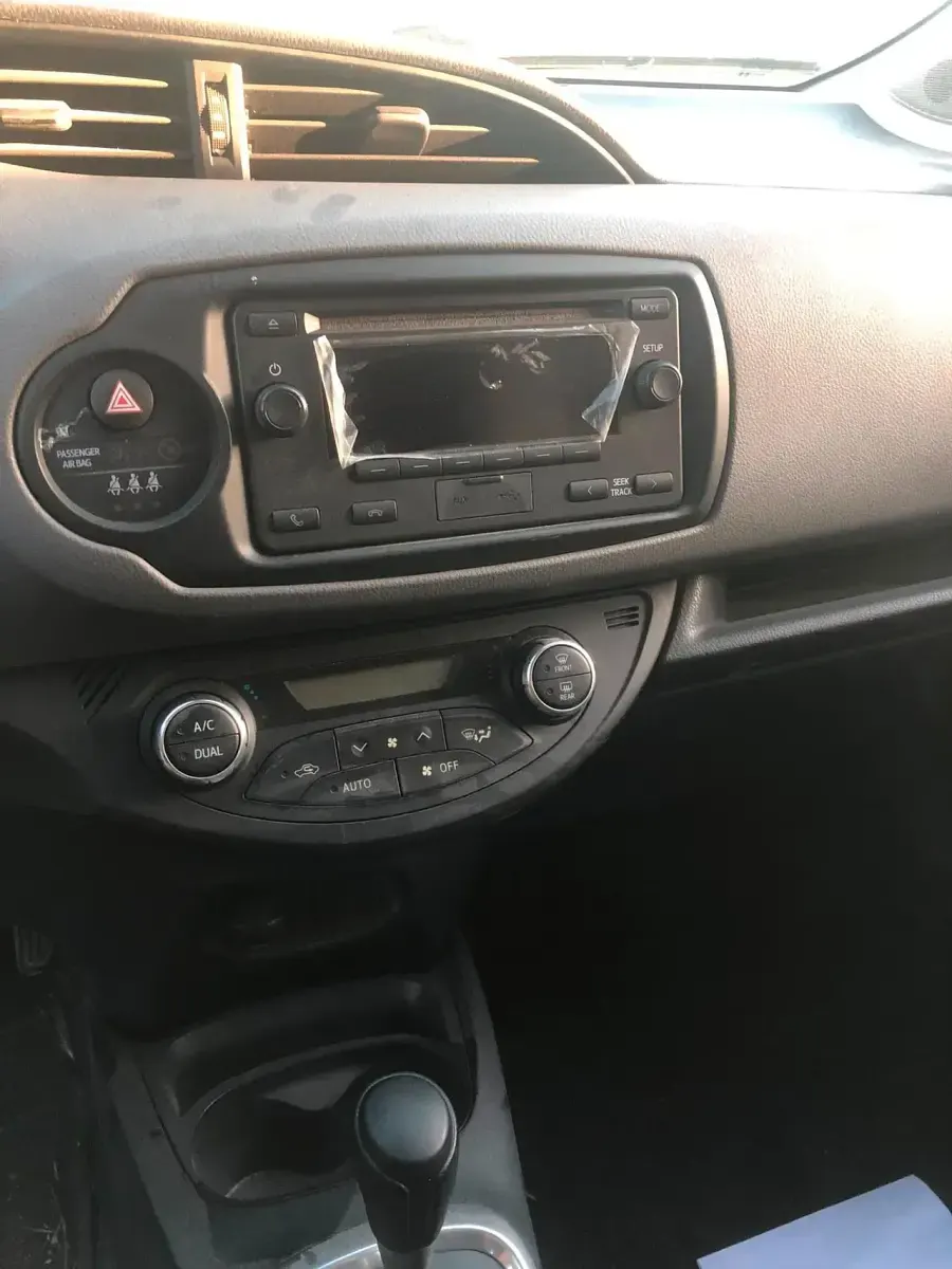 Usata Toyota Yaris Hybrid Cool 73 CV (53 kW) 2018 Argento Berlina