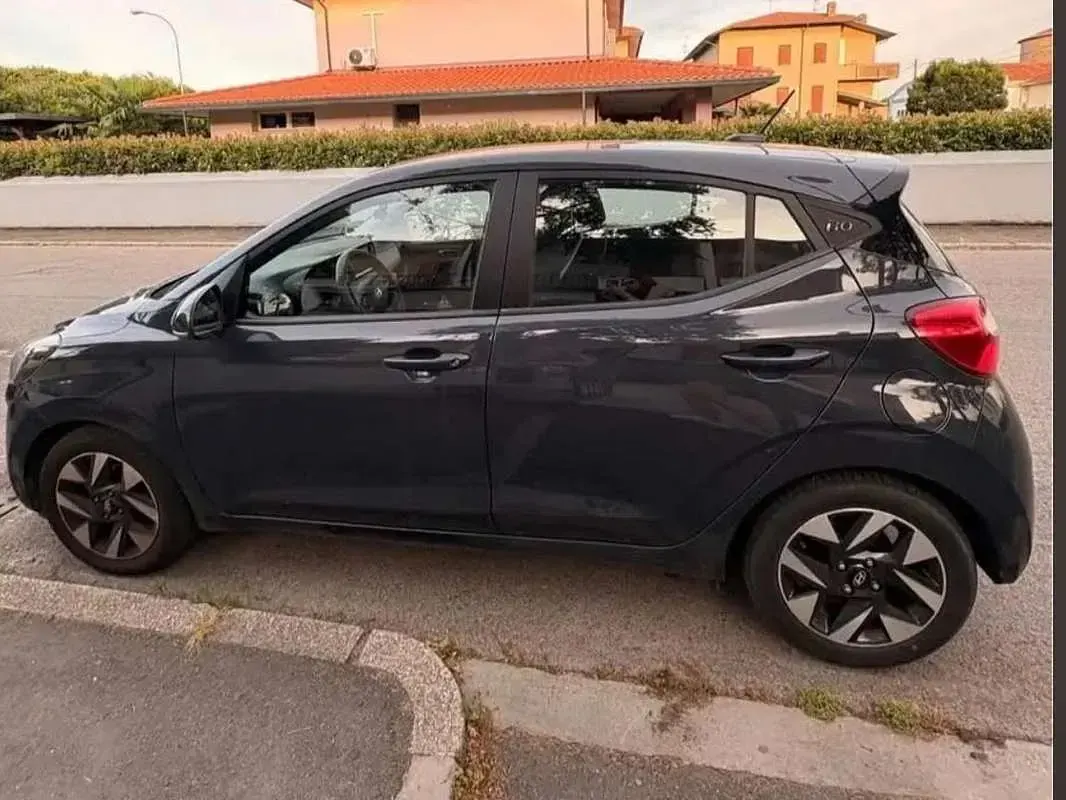 Usata Hyundai i10 67 CV (49 kW) 2023 Grigio Utilitaria