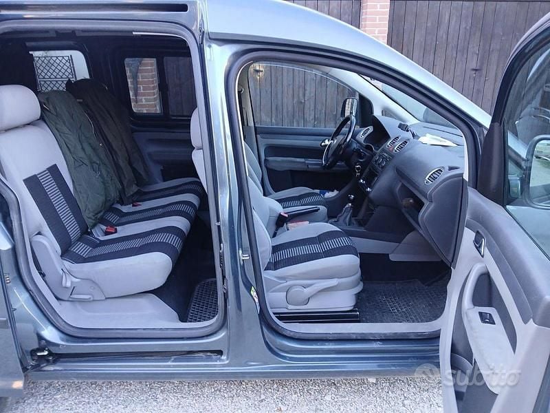 Begagnad VW Caddy 2009 Grå Minibuss