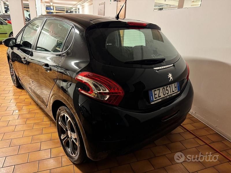Usata Peugeot 208 68 CV (50 kW) 2015 Nero Utilitaria