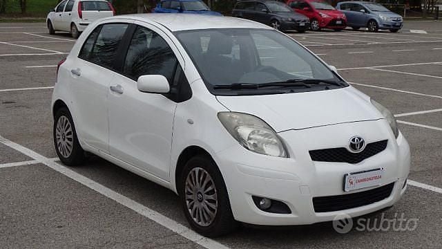 Usata Toyota Yaris Sol 101 CV (74 kW) 2010 Bianco Utilitaria