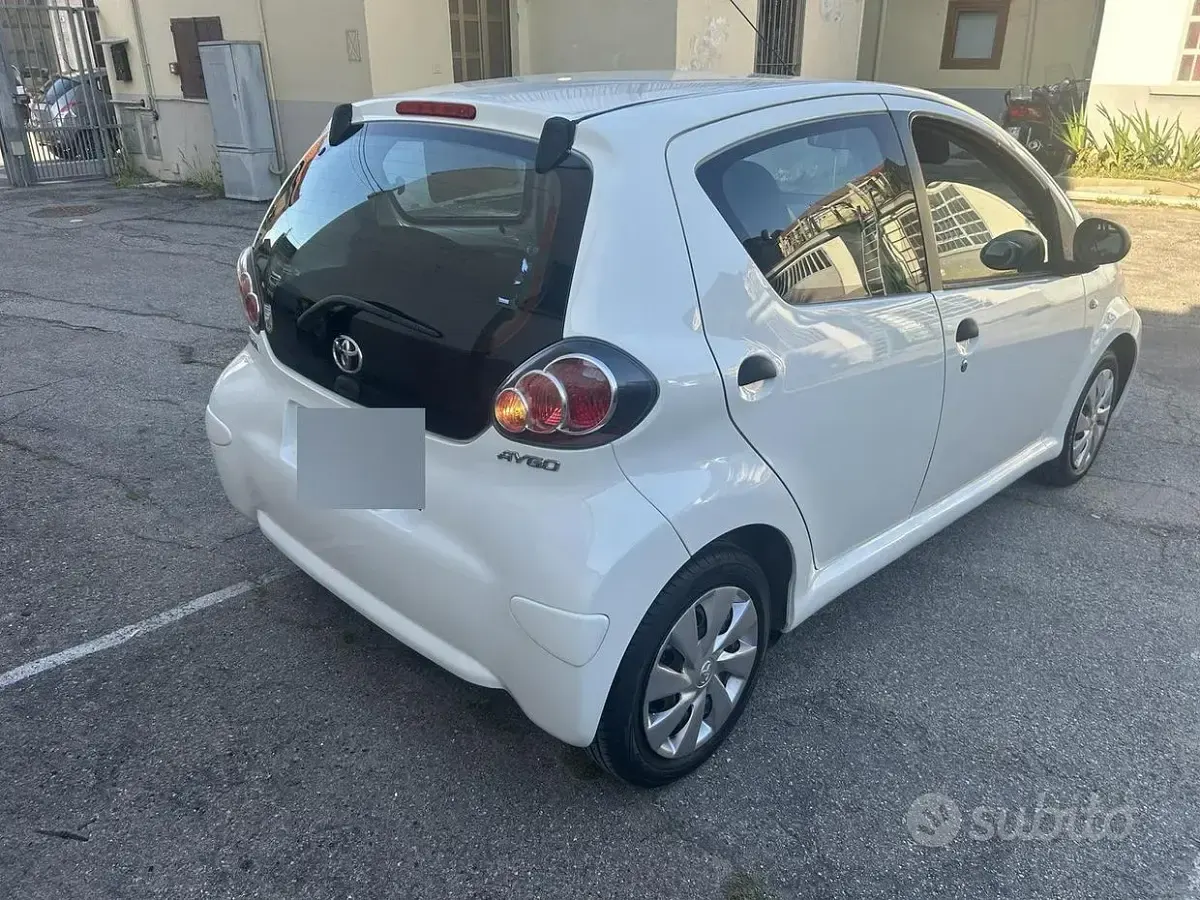 Usata Toyota Aygo Connect Style 72 CV (52 kW) 2012 Bianco Utilitaria