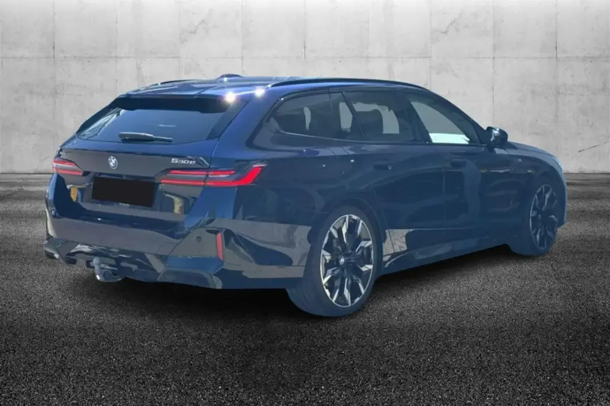Usata BMW 530e M Sport 299 CV (219 kW) 2025 Blu/azzurro Station wagon