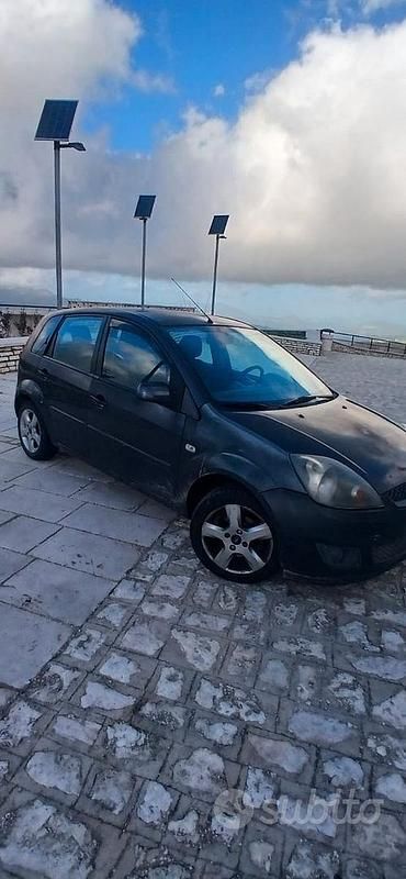 Usata Ford Fiesta 70 CV (51 kW) 2008 Grigio Utilitaria