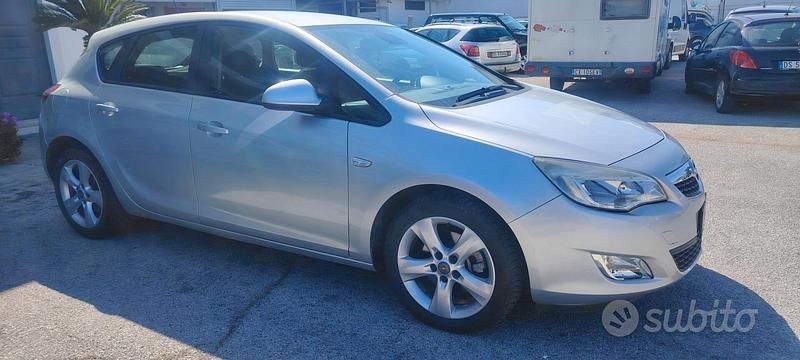 Usata Opel Astra Cosmo 110 CV (80 kW) 2011 Grigio Berlina