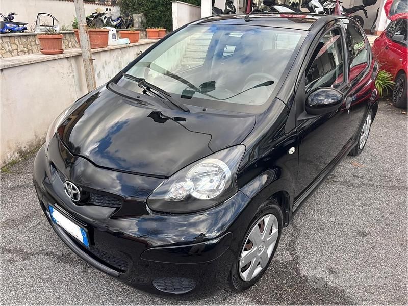 Nero Usata 2011 Toyota Aygo Due volumi | 2300 € (Ottimo prezzo) - Immagine 1/4