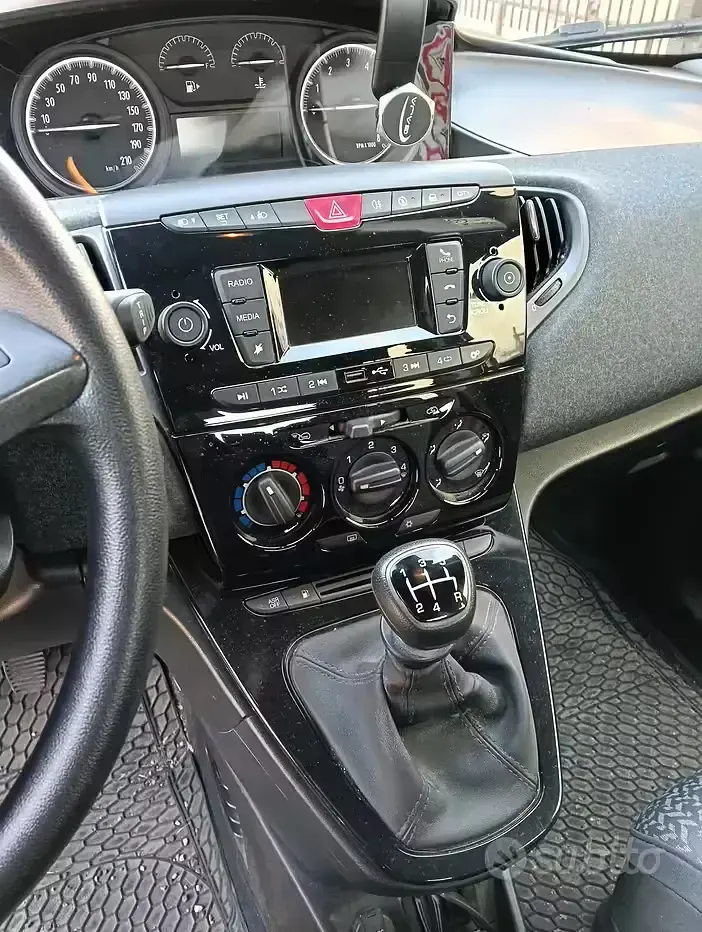 Usata Lancia Ypsilon 69 CV (50 kW) 2022 Blu Utilitaria