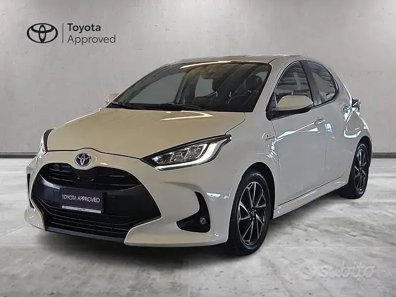 Usata Toyota Yaris Hybrid Trend 116 CV (85 kW) 2021 Bianco Berlina