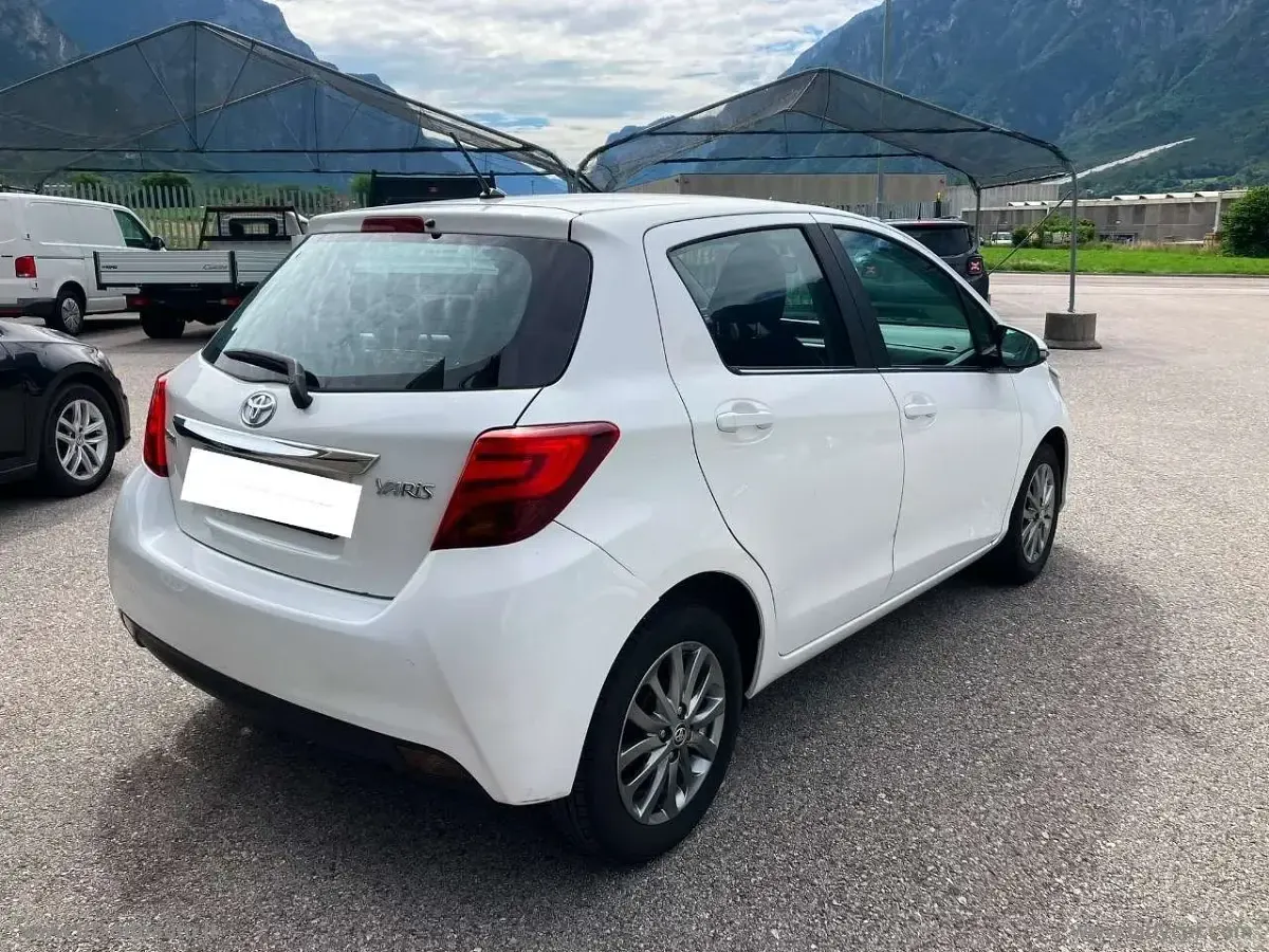 Usata Toyota Yaris Active 69 CV (50 kW) 2016 Bianco Berlina