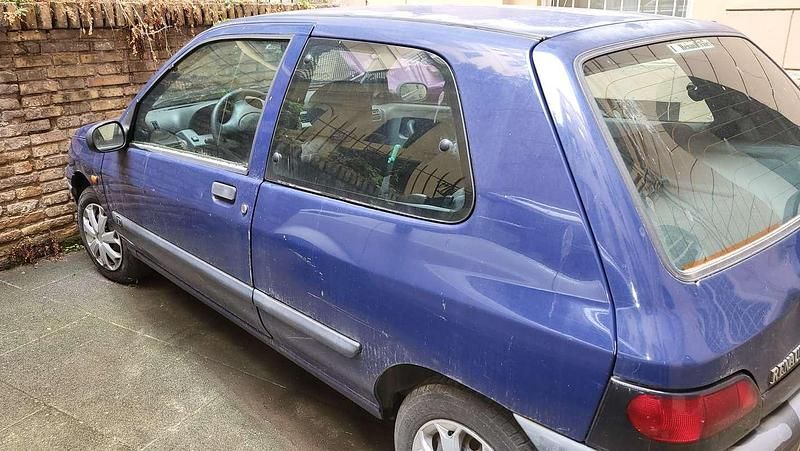 Usata Renault Clio II 58 CV (42 kW) 1998 Blu/azzurro Berlina