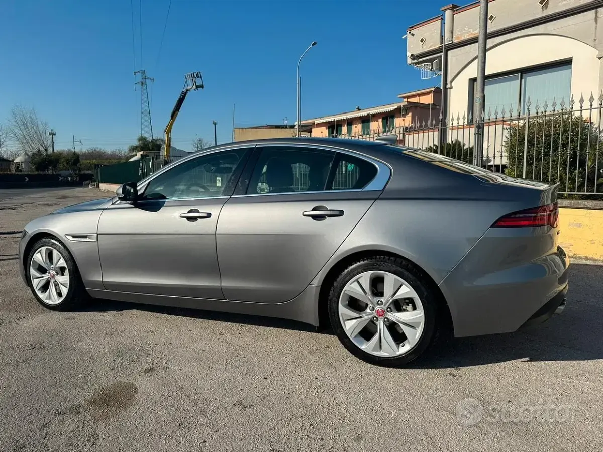Usata Jaguar XE 180 CV (132 kW) 2019 Grigio Berlina