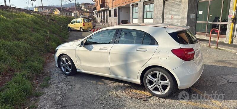 Bianco Usata 2015 Mercedes A180 Tre volumi | 14.000 € (Buon prezzo) - Immagine 1/4