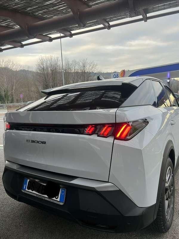 Usata Peugeot e-3008 Allure 103 kW (141 CV) 2024 SUV