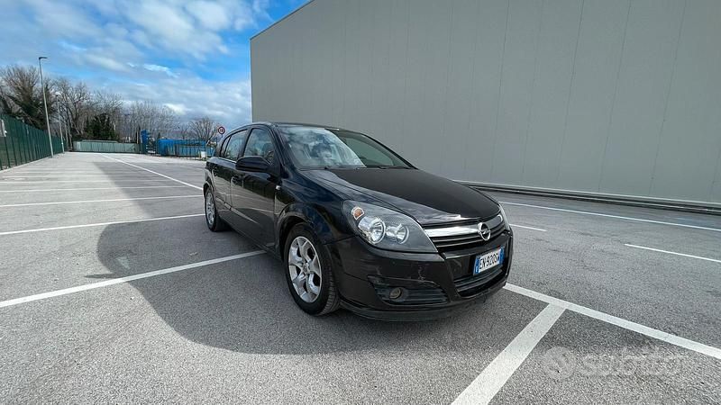 Usata Opel Astra 101 CV (74 kW) 2005 Nero Berlina