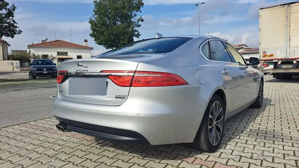 Usata Jaguar XF 179 CV (131 kW) 2017 Grigio Berlina