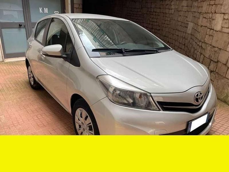 Usata Toyota Yaris Active 90 CV (66 kW) 2013 Grigio Berlina