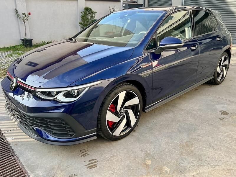 Nuova 2025 VW Golf VIII Tre volumi | 46.900 € (Molto cara) - Immagine 1/4