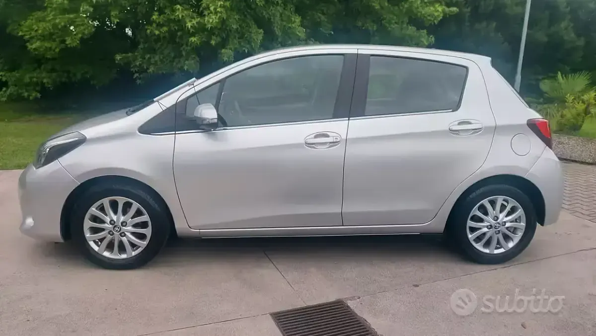 Usata Toyota Yaris Lounge 69 CV (50 kW) 2015 Grigio Utilitaria