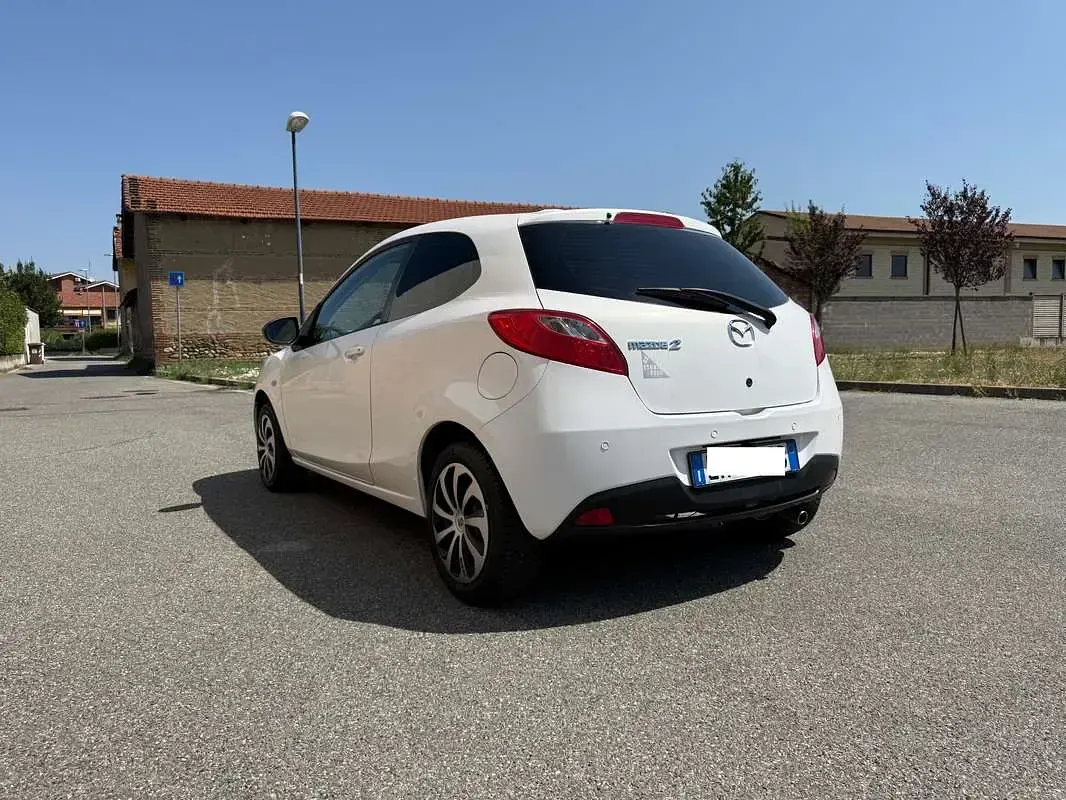 Usata Mazda 2 75 CV (55 kW) 2012 Bianco Utilitaria