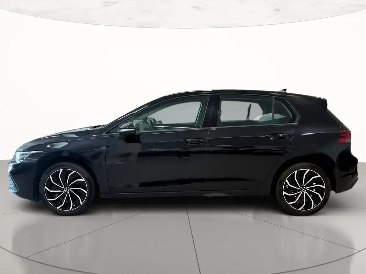 Usata VW Golf VIII Life 115 CV (84 kW) 2022 Deep black perlato Berlina