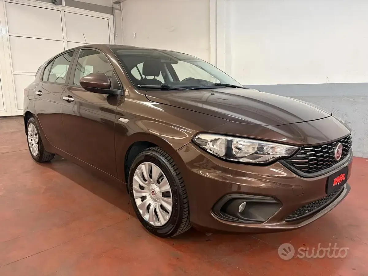 Usata Fiat Tipo Easy 120 CV (88 kW) 2018 Marrone Berlina