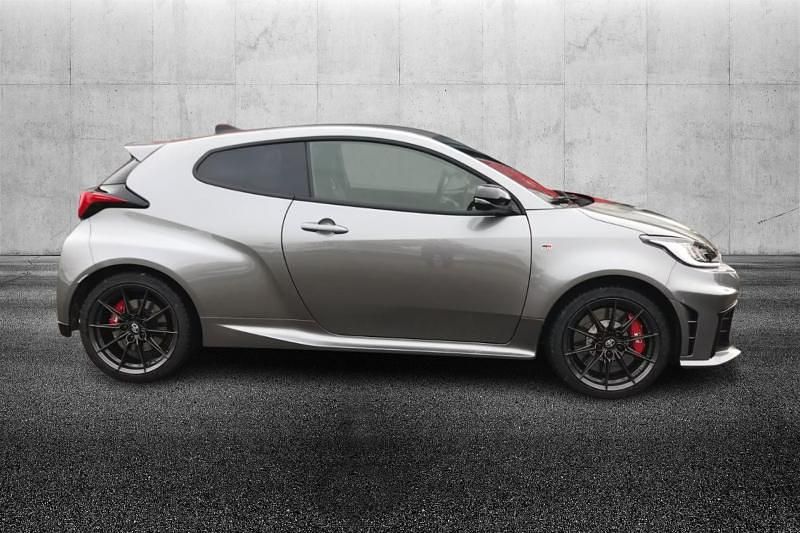 Usata Toyota Yaris 280 CV (205 kW) 2024 Argento metallizzato Utilitaria