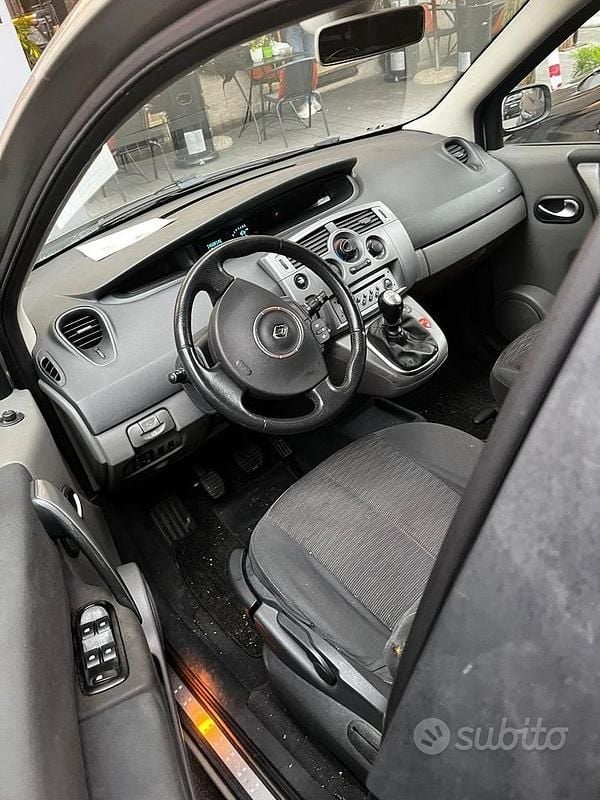 Usata Renault Scénic II Dynamique 106 CV (77 kW) 2006 Grigio Monovolume