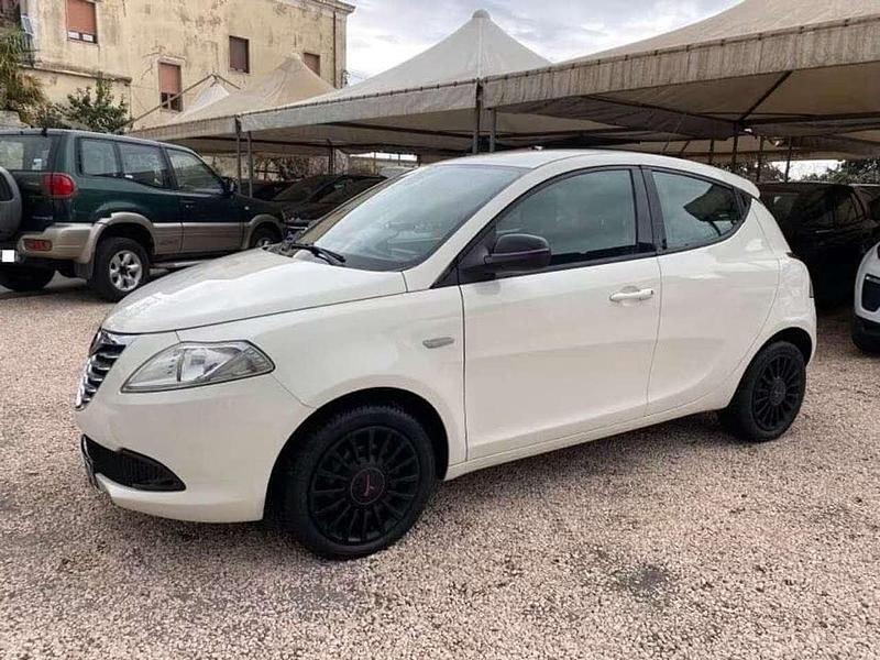 Usata Lancia Ypsilon 69 CV (50 kW) 2013 Bianco Utilitaria