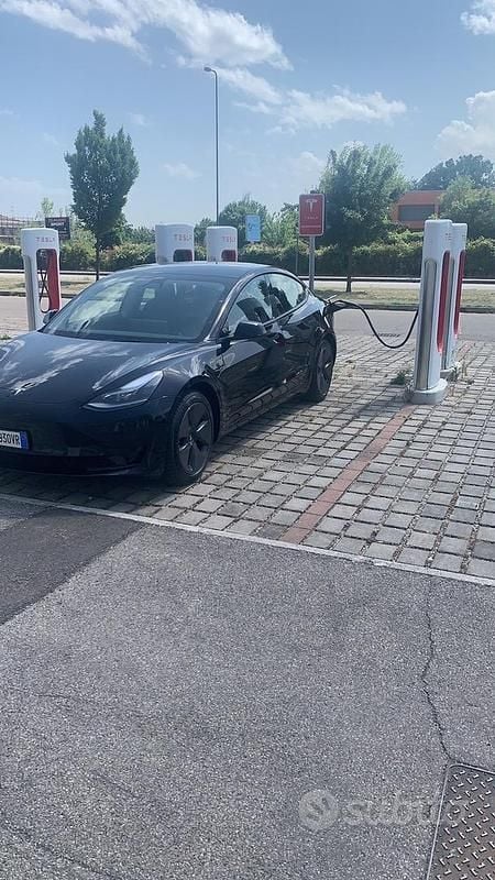 Nero Usata 2021 Tesla Model 3 RWD Tre volumi | 23.500 € (Buon prezzo) - Immagine 1/3