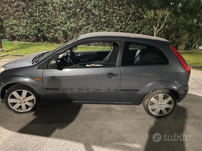 Usato 2004 Ford Fiesta 1.1 Benzin 53 CV (2.000 €)