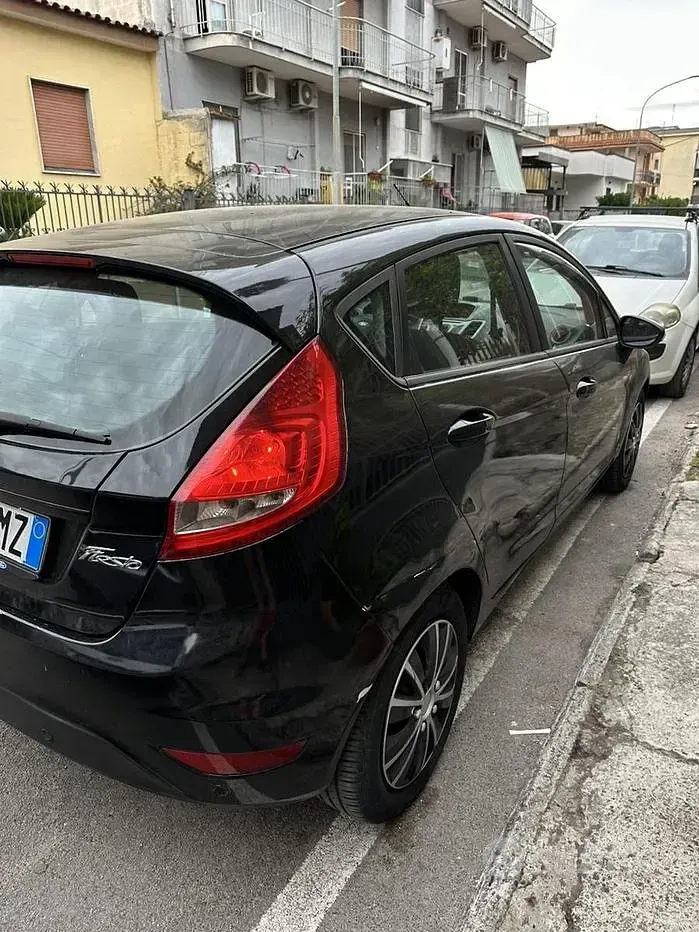 Usata Ford Fiesta 68 CV (50 kW) 2010 Nero Berlina