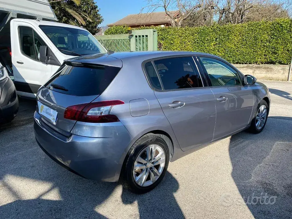 Usado Peugeot 308 Active 131 CV (96 kW) 2018 Gris Berlina