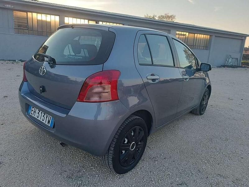 Usata Toyota Yaris Sol 101 CV (74 kW) 2011 Berlina