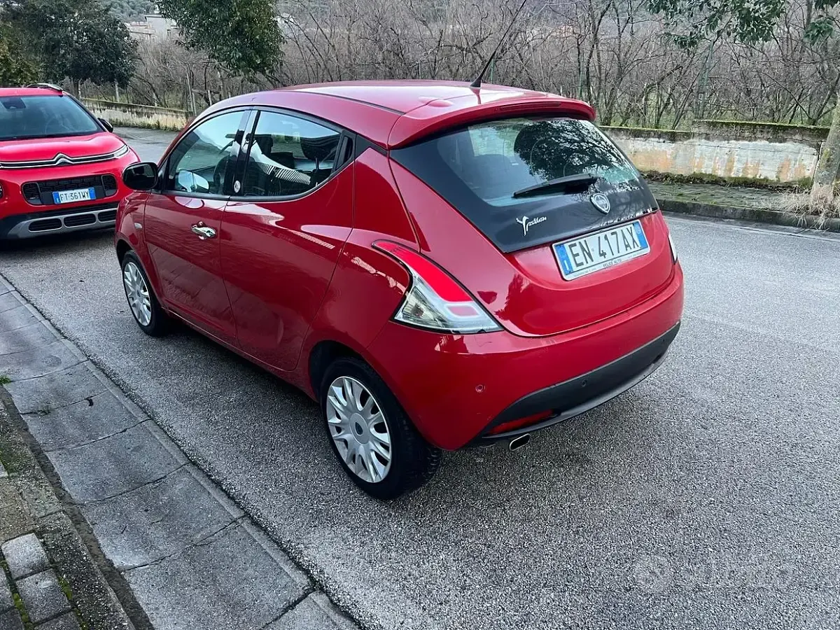 Usado Lancia Ypsilon Gold 69 CV (50 kW) 2012 Rojo Utilitario