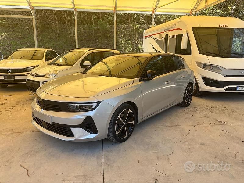 Usado Opel Astra 131 CV (96 kW) 2025 Gris Berlina