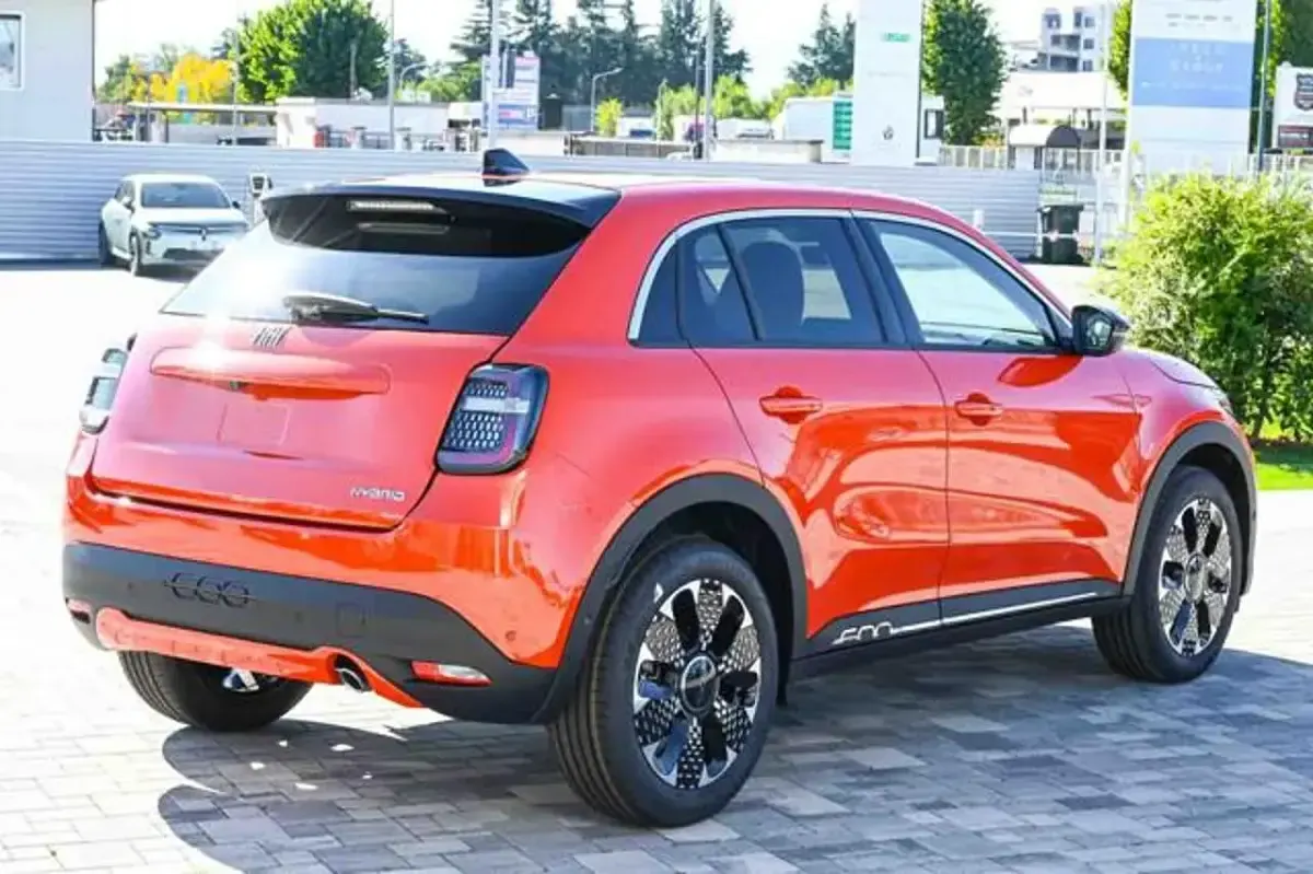 Nuova Fiat 600 La Prima 101 CV (74 kW) 2025 Blu SUV