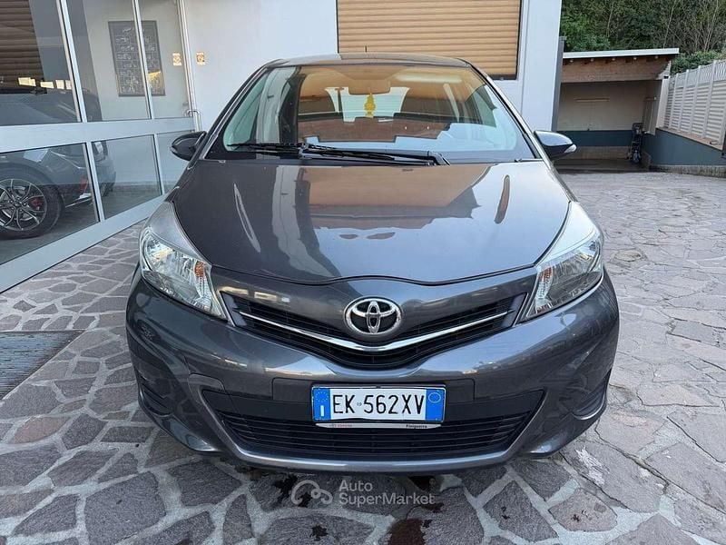 Usata Toyota Yaris Active 69 CV (50 kW) 2011 Grigio Utilitaria
