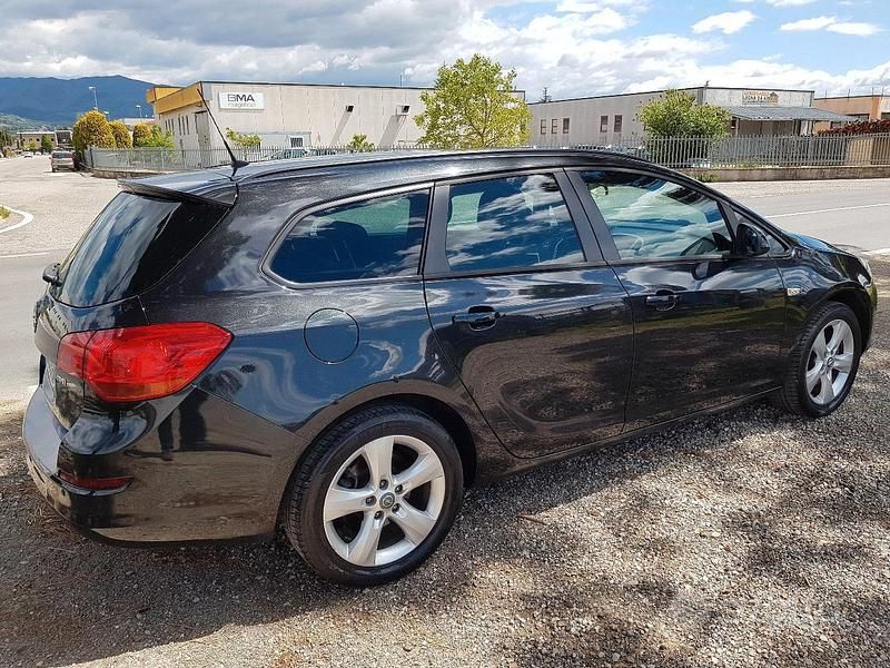 Usata Opel Astra 110 CV (80 kW) 2012 Nero Berlina