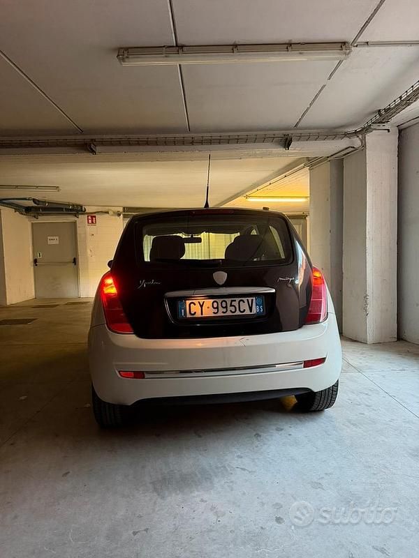 Usata Lancia Ypsilon 70 CV (51 kW) 2003 Bianco Utilitaria