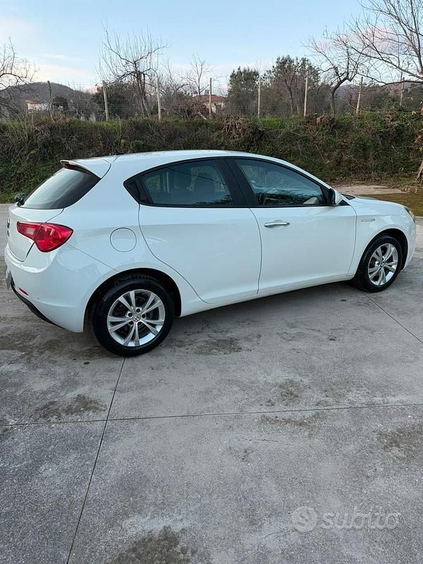 Usata Alfa Romeo Giulietta Business 105 CV (77 kW) 2013 Bianco Berlina