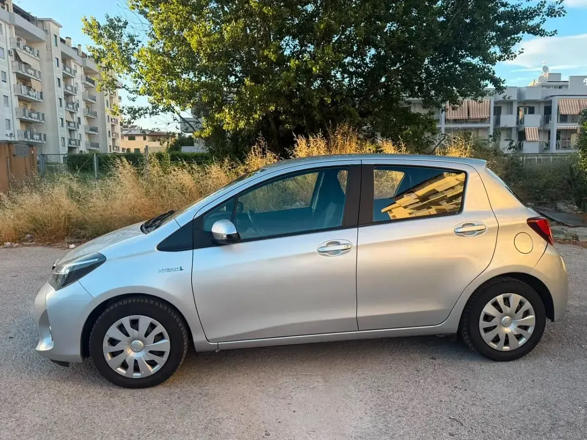 Usata Toyota Yaris Hybrid Active 74 CV (54 kW) 2015 Grigio Berlina