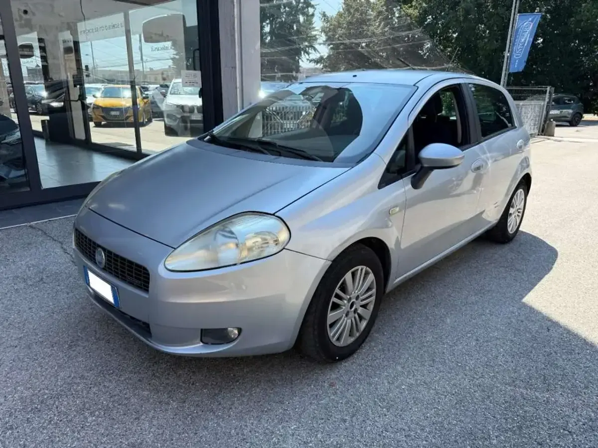 Usata Fiat Grande Punto Dynamic 90 CV (66 kW) 2007 Argento pastello Utilitaria