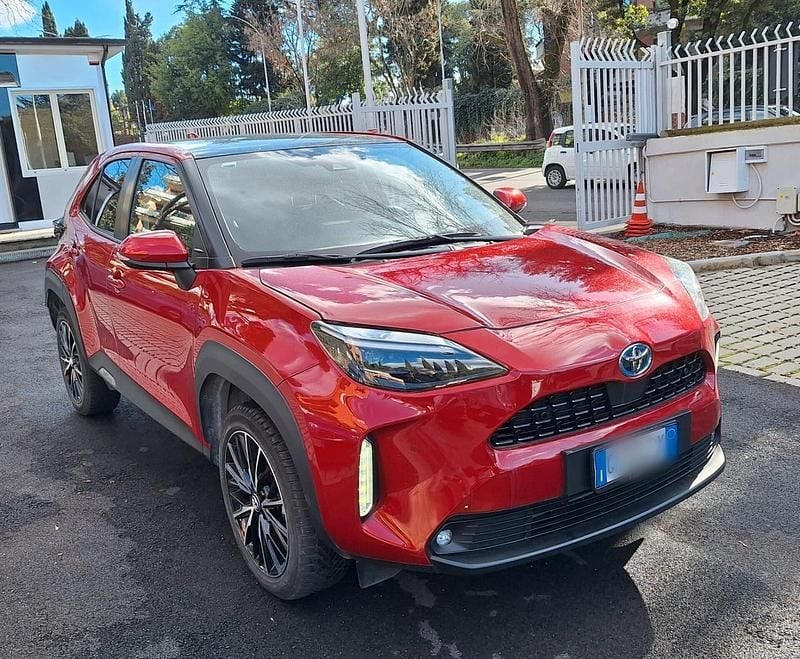 Usata Toyota Yaris Hybrid Lounge 92 CV (67 kW) 2022 Rosso Station wagon