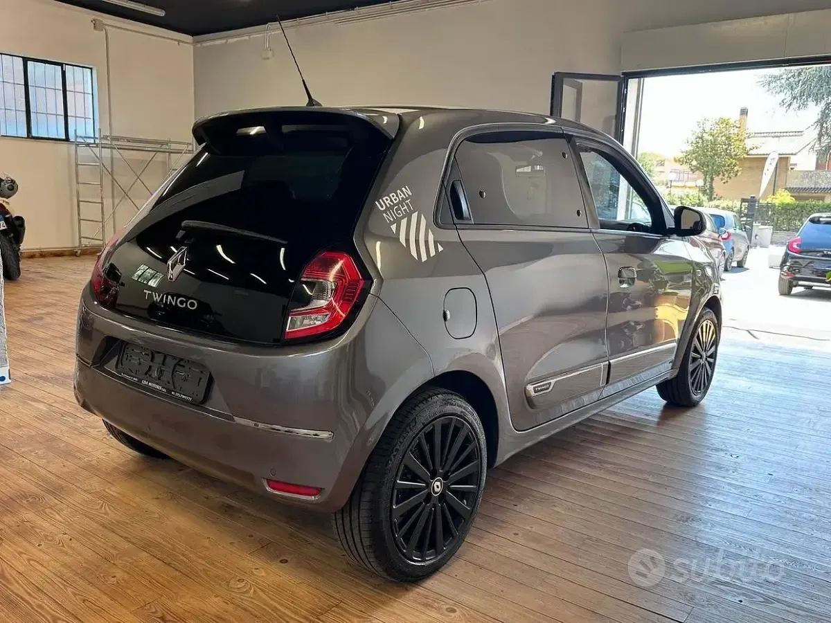 Usata Renault Twingo Urban Night 65 CV (47 kW) 2023 Grigio Utilitaria