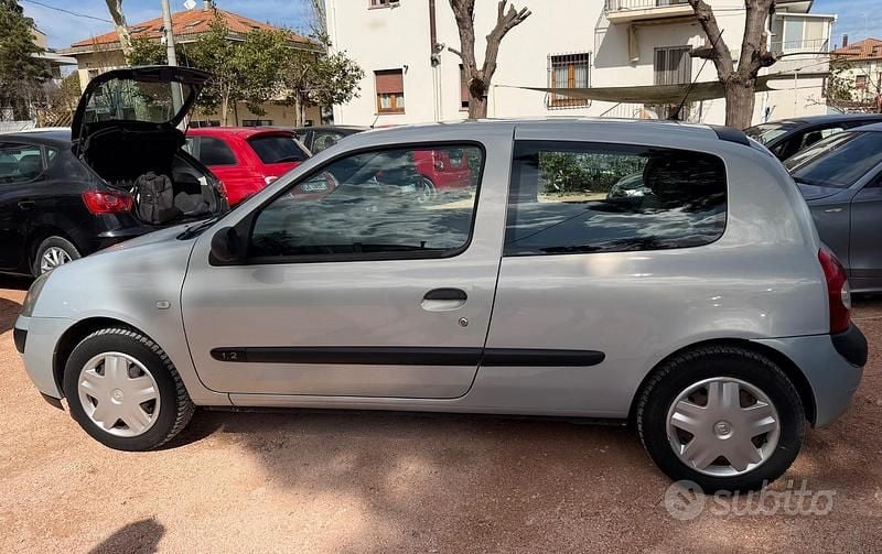 Usata Renault Clio II Authentique 58 CV (42 kW) 2004 Grigio Berlina