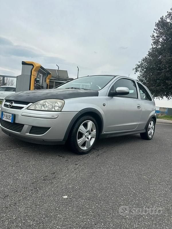 Usata Opel Corsa 45 CV (33 kW) 2005 Grigio Utilitaria